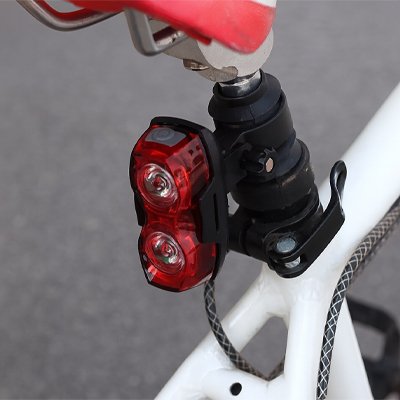 Feu arrière vélo rouge à LED, fixé sur selle, pour sécurité et visibilité nocturne