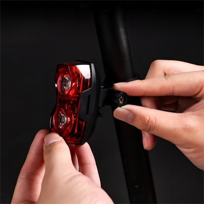 Feu arrière vélo rouge à LED avec fixation sur tube, accessoire sécurité cycliste